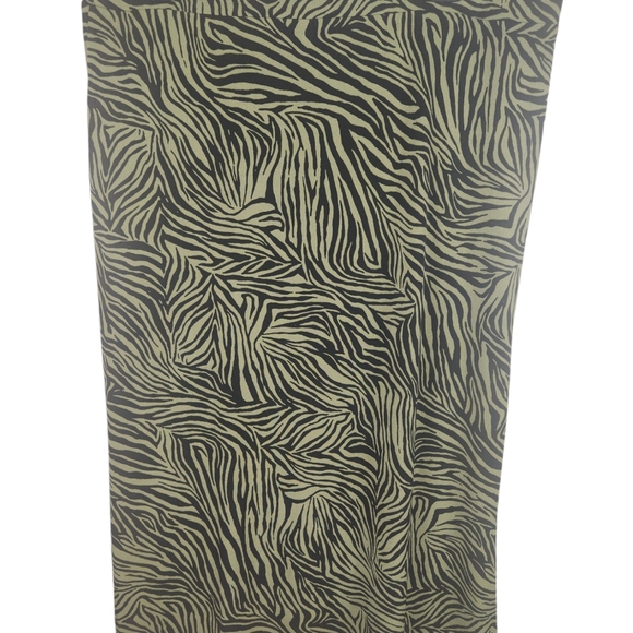 MICHAEL KORS, Women's green and black straight skirt with rusching & split. - Picture 3 of 5